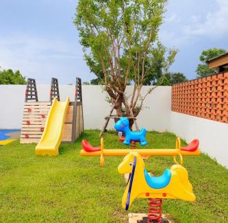 San Kamphaeng Villa | ongsa house chiang mai pool villa