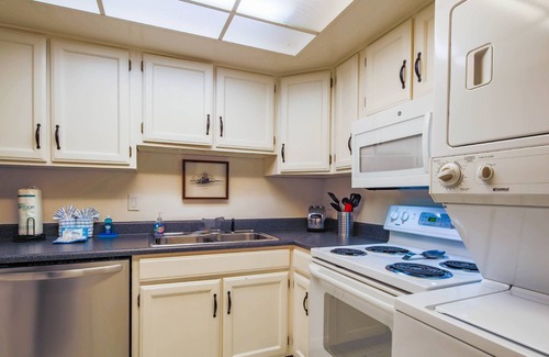 South Beach House | Only a 2 Minute Walk to Salty Dog, Pool, Marina & Beach! Perfect South Beach Vacation Getaway!
