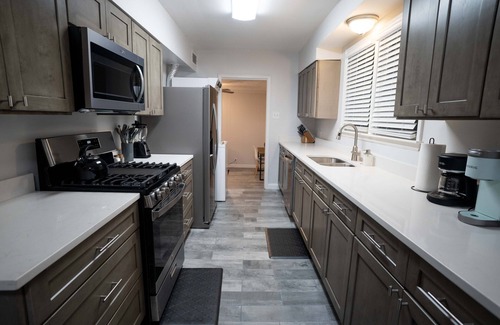 Whitehaven House | ONLY MINUTES FROM GRACELAND! Beautiful 3BD home in lovely, family neighborhood!