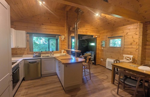 Ringwood Cabin | Onni - cosy forest cabin with hot tub