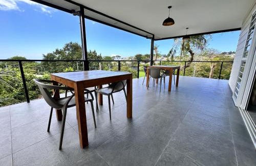 Faaa House | Ononui Lodge Airport, Ocean-View, Private Bathroom and Balcony, Free WiFi and Parking, On-Site Car Rental