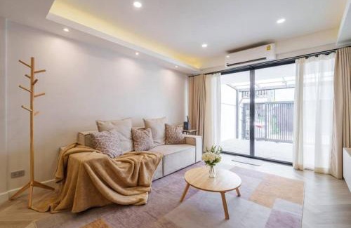 Khlong Tan Nuea House | Onsen Retreat in Heart of Bangkok