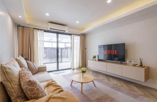 Khlong Tan Nuea House | Onsen Retreat in Heart of Bangkok