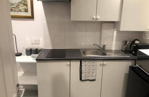 Coventry Apartment | Onsite Cosy Practical Studio - in a Quite Area