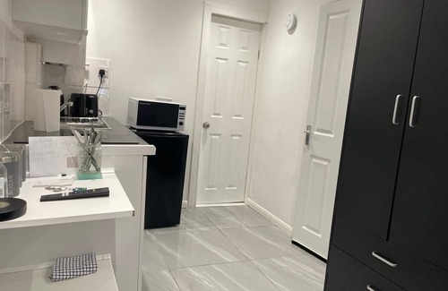 Coventry Apartment | Onsite Cosy Practical Studio - in a Quite Area