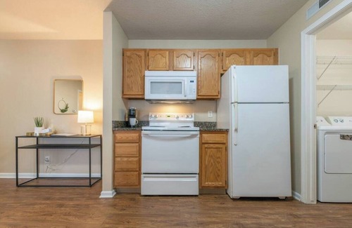 West Des Moines Apartment | Onsite Gym | Shopping | Fast Wifi | and More!