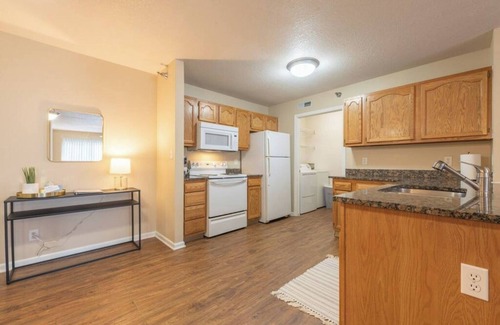 West Des Moines Apartment | Onsite Gym | Shopping | Fast Wifi | and More!