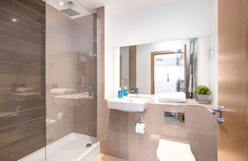Basildon Apartment | OnSiteStays - 2 Bed, 2 Bathroom, WiFi and Free Underground Secure parking - 5 Mins walk to town centre