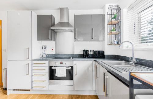 Basildon Apartment | OnSiteStays - 2 Bed, 2 Bathroom, WiFi and Free Underground Secure parking - 5 Mins walk to town centre