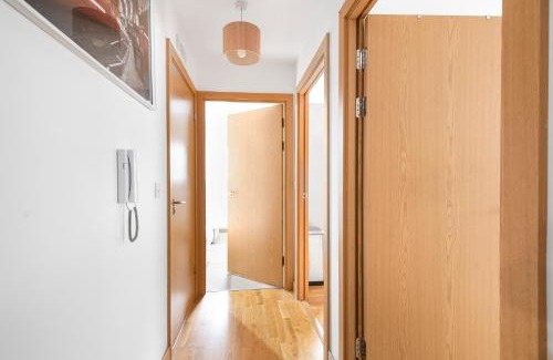 Basildon Apartment | OnSiteStays - 2 Bed, 2 Bathroom, WiFi and Free Underground Secure parking - 5 Mins walk to town centre