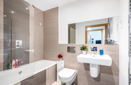 Basildon Apartment | OnSiteStays - 2 Bed, 2 Bathroom, WiFi and Free Underground Secure parking - 5 Mins walk to town centre