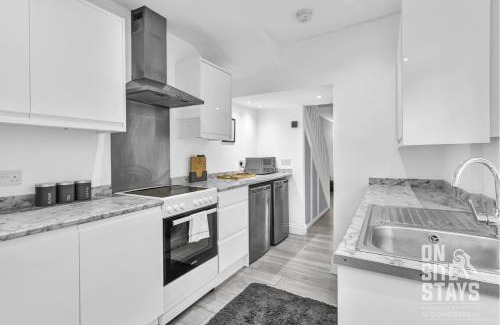 Christchurch House | OnSiteStays - Large 3 bedroom, 2 bathroom, driveway, Garden, Sleeps 6 Comfortably