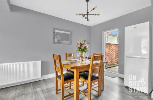 Christchurch House | OnSiteStays - Large 3 bedroom, 2 bathroom, driveway, Garden, Sleeps 6 Comfortably