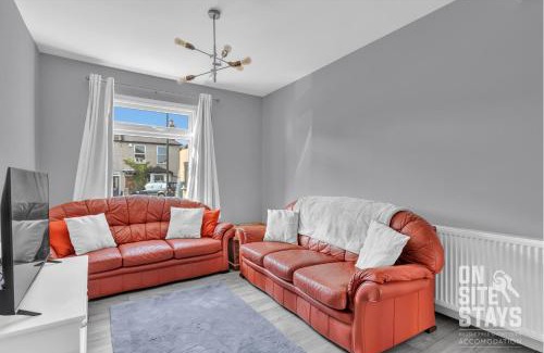 Christchurch House | OnSiteStays - Large 3 bedroom, 2 bathroom, driveway, Garden, Sleeps 6 Comfortably
