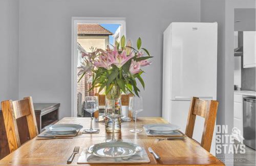 Christchurch House | OnSiteStays - Large 3 bedroom, 2 bathroom, driveway, Garden, Sleeps 6 Comfortably