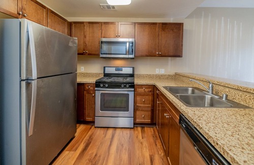 Mira Loma House | Ontario Airport Townhouse