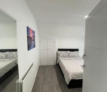 Broad Green Apartment | Opal - Executive London Flat