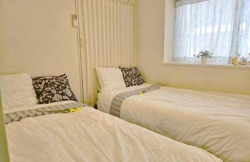 Shinjuku Apartment | Open편의점20초#가부키초10분#신주쿠3분#오쿠보역3분#빔프로젝터#8명#침실3개#아늑한카페아파트#고급매트리스