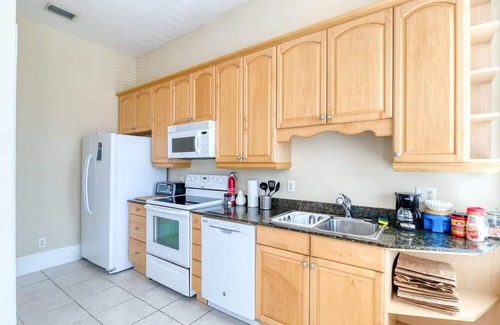 Springfield Apartment | Open & Bright - 5 min drive to TIAA Bank field