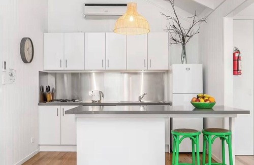 Suffolk Park Cottage | Open concept living with 2 en suite bedroom cottage 1 minute walk to the beach.