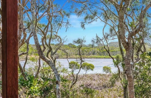 Suffolk Park Cottage | Open concept living with 2 en suite bedroom cottage 1 minute walk to the beach.