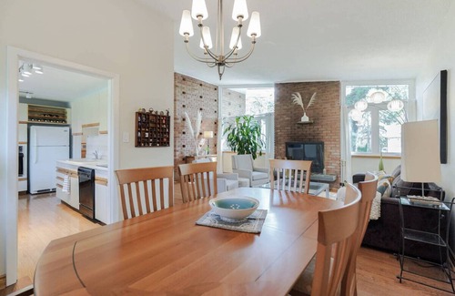 Richmond Hill House | Open Concept Modern House Comfortably Sleeps 5