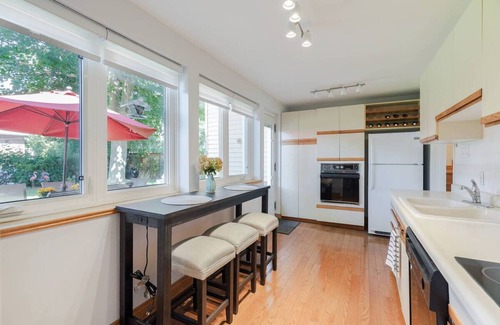 Richmond Hill House | Open Concept Modern House Comfortably Sleeps 5