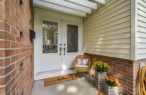 Richmond Hill House | Open Concept Modern House Comfortably Sleeps 5