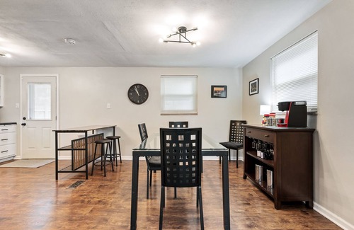 Brookline House | Open Floor Spacious Home⭐️15min from Downtown🚗Private Garage🫃Kids Friendly