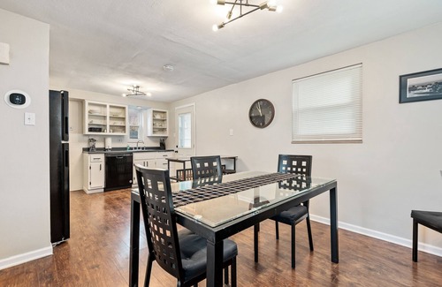 Brookline House | Open Floor Spacious Home⭐️15min from Downtown🚗Private Garage🫃Kids Friendly
