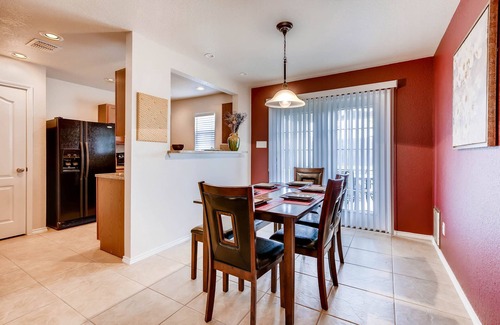 West San Antonio House | *OPEN*POOL/PARK ACCESS-SEAWORLD/SIXFLAGS/Lackland/shopping. *EXTREMELY CLEAN*