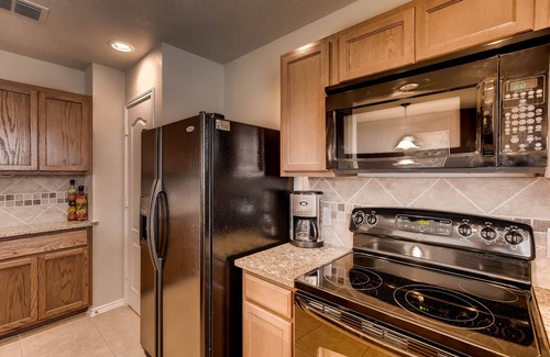 West San Antonio House | *OPEN*POOL/PARK ACCESS-SEAWORLD/SIXFLAGS/Lackland/shopping. *EXTREMELY CLEAN*