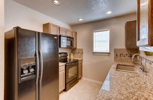 West San Antonio House | *OPEN*POOL/PARK ACCESS-SEAWORLD/SIXFLAGS/Lackland/shopping. *EXTREMELY CLEAN*