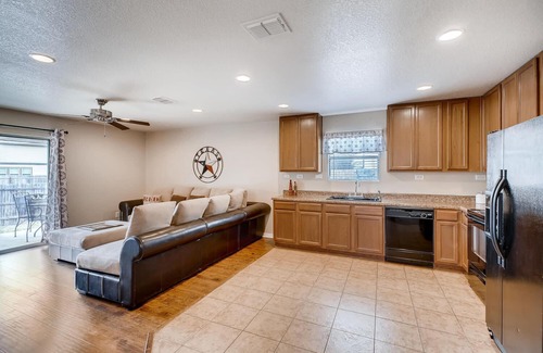 West San Antonio House | *OPEN*POOL/PARK-SEAWORLD/SIXFLAGS/Lackland/shopping *EXTREMELY CLEAN*