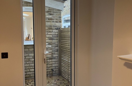 Thornton Apartment | Open-space living in bright spacious newly renovated patio flat in South Clapham