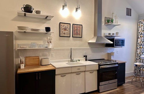 Frontier Apartment | Opera House Suite 2 nn