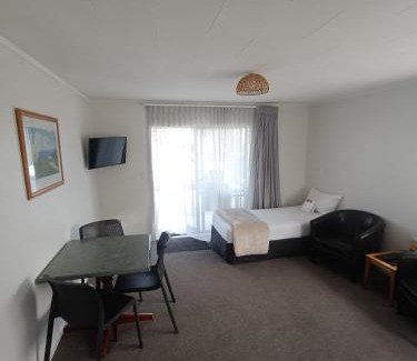 Opononi Hotel | Opononi Lighthouse Motel