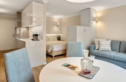 Santa Marinha Apartment | Oporto Home Wine Cellars - Estúdio com Varanda 3T