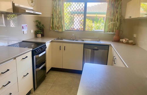 Hyde Park House | Opposite the Mater Hospital on Oxford!