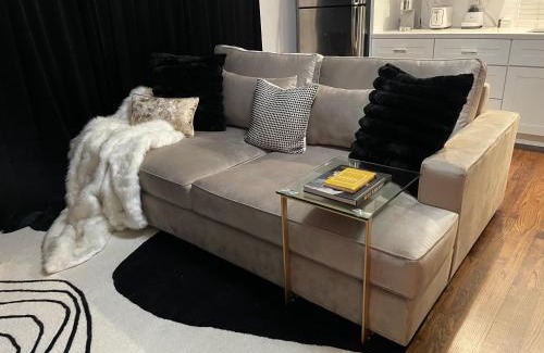 Lincoln Acres Apartment | Opulence & Cozy Comfort