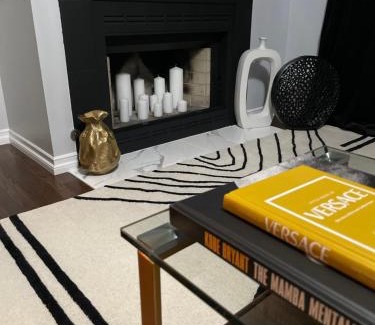 Lincoln Acres Apartment | Opulence & Cozy Comfort