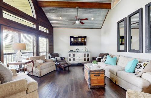 Burnet House | Opulent Waterfront 118B