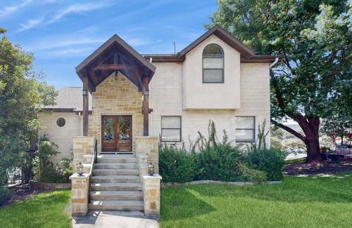 Burnet House | Opulent Waterfront 118B