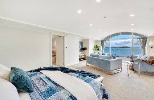 Orakei Villa | Orakei Grandeur Mansion with Sea Views & Pool