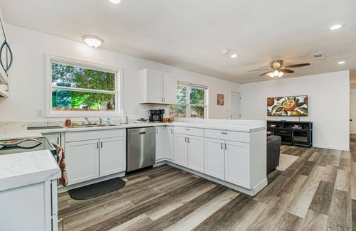 Southeast Pensacola House | Orange Crush - Sleeps 8, Pet Friendly