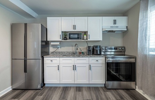 Sandtown Apartment | Orange Oasis Hideaway Suite spacious 1 bed retreat Atl airport and Everything!