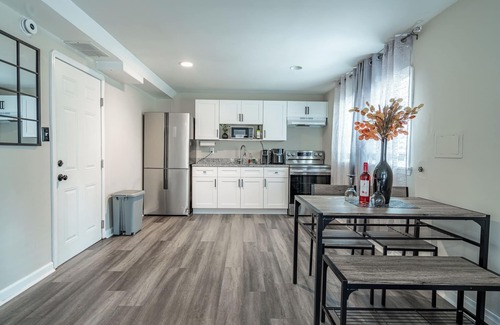 Sandtown Apartment | Orange Oasis Hideaway Suite spacious 1 bed retreat Atl airport and Everything!