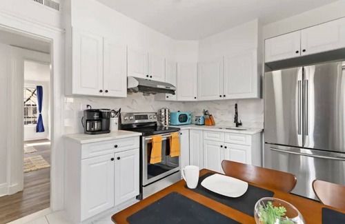 East Rock House | Orange Oasis in East Rock |Free Parking| Near Yale and DT|Large Memory Foam Beds