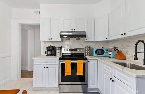 East Rock House | Orange Oasis in East Rock |Free Parking| Near Yale and DT|Large Memory Foam Beds