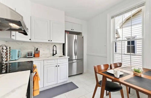 East Rock House | Orange Oasis in East Rock |Free Parking| Near Yale and DT|Large Memory Foam Beds